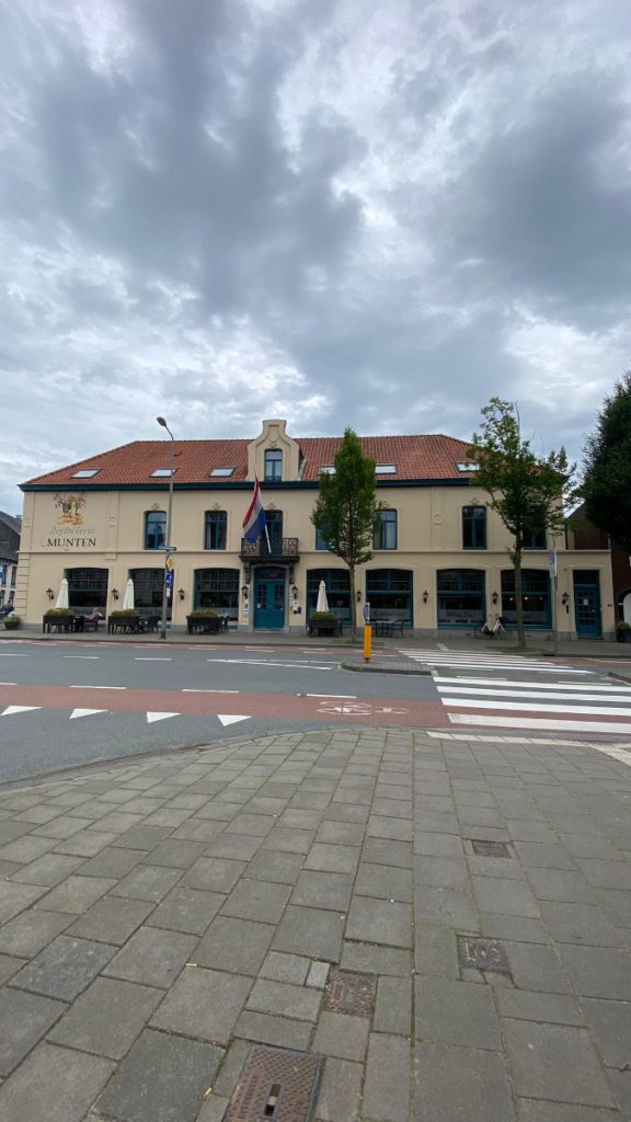 hostellerie munten weert hotel in centrum limburg aan de weg mooi pand, gevel van het pand