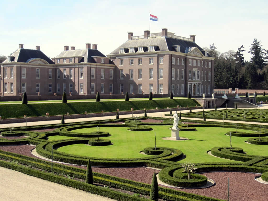 paleis het loo kasteel kasteeltuin groot gebouw met nederlandse vlag