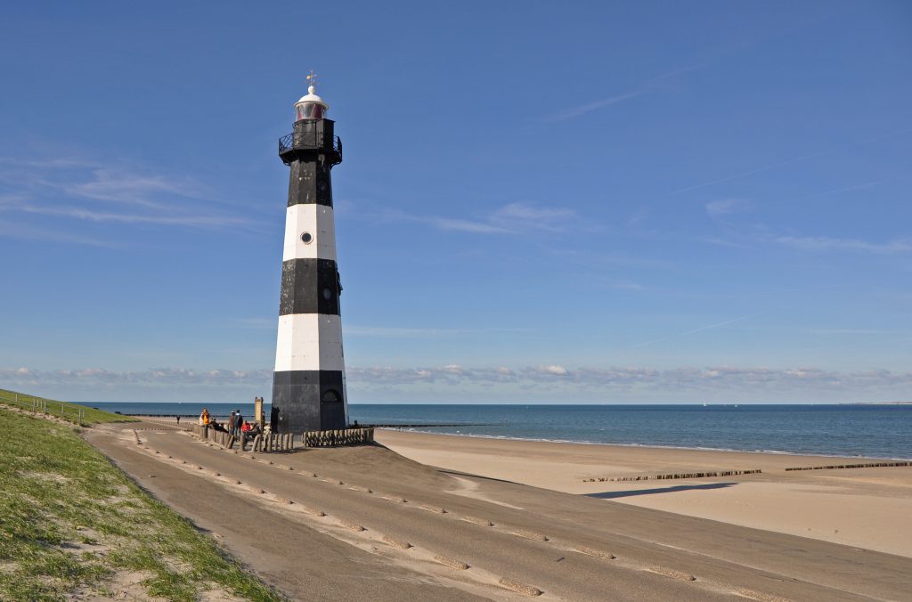 Vakantie zeeuws vlaanderen strand vuurtoren zwart wit zee breskens zand