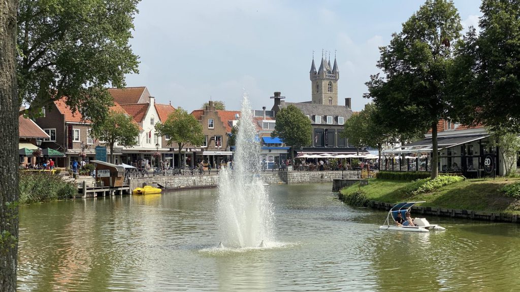 fontein waterplas stad met kerk bootjes