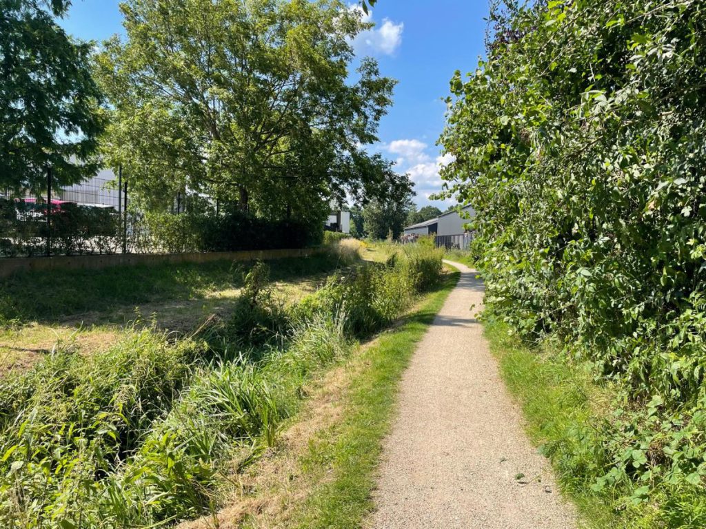 wandelpad tussen fabrieken door