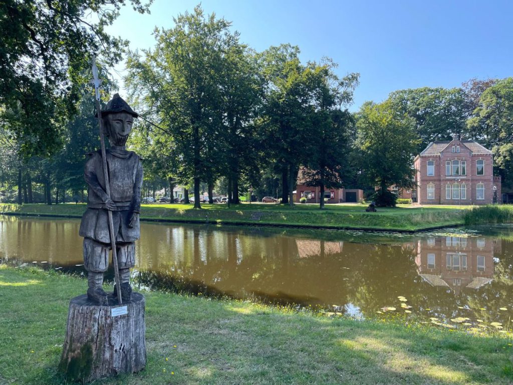 houten pop soldaat wachter in stadspark met waterplas