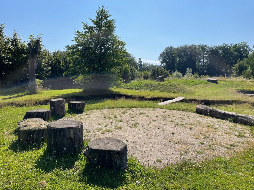 natuurspeeltuin zand met boomstammen