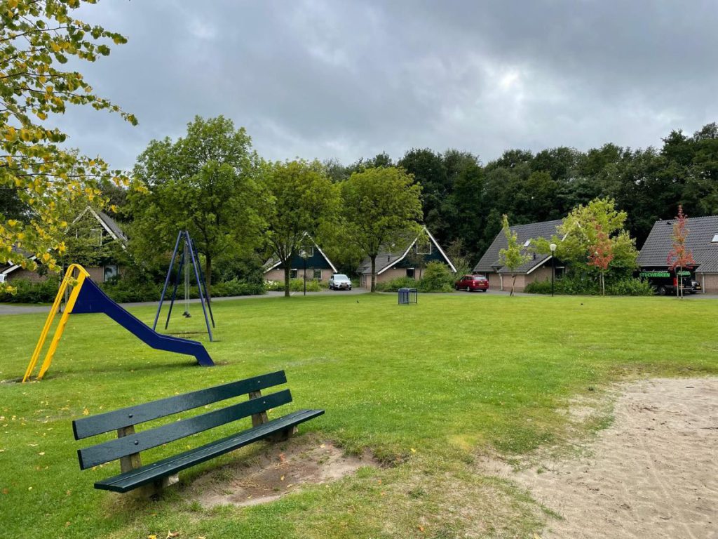 vakantiehuisjes aan grasveld met speeltuintje