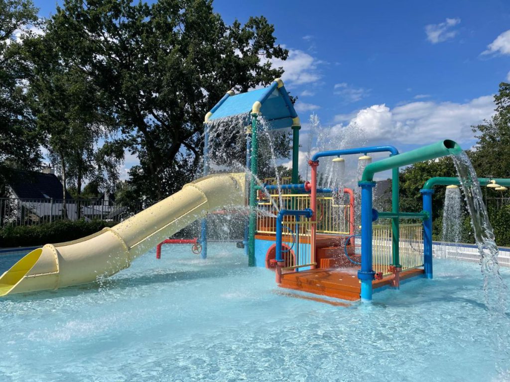 waterspeeltuin speelkasteel zwembad spraypark