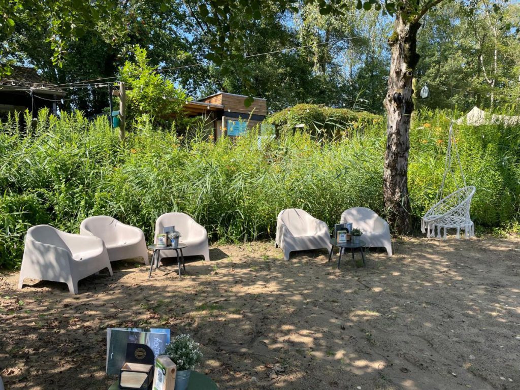 zitje met stoeltjes aan het water op een strandje