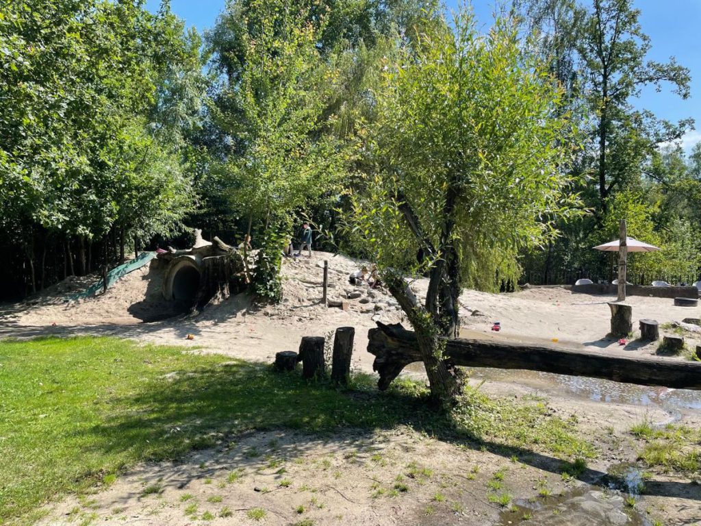 natuurspeeltuin water zand bomen gras