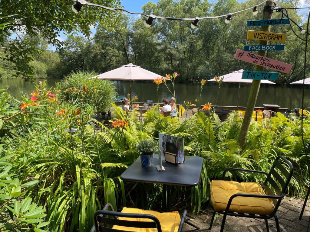 zitje restaurant natuur gele kussens parasol