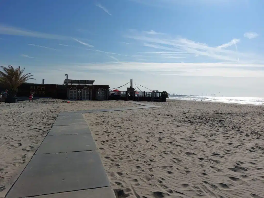 westlandse kust met kinderen strand zee water