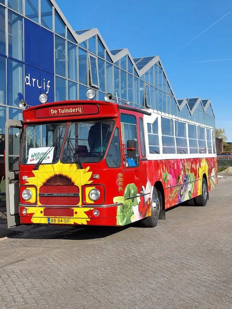 westlandse kust met kinderen bus kassen