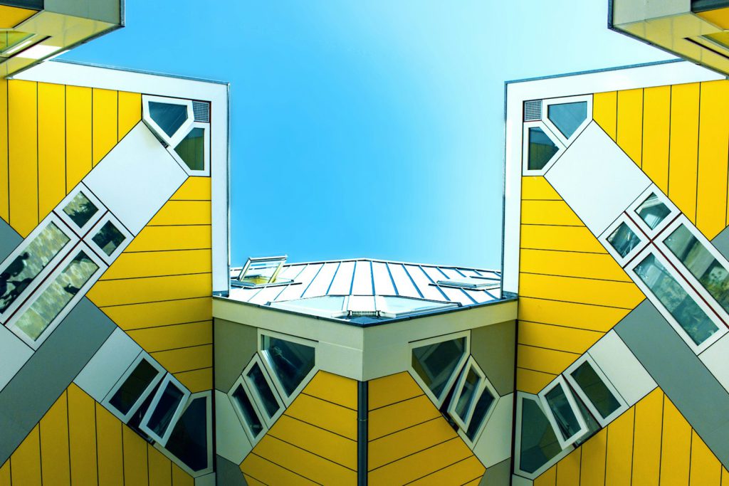 yellow painted building digital wallpaper Rotterdam met kinderen 